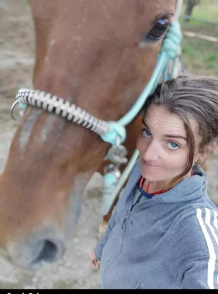 Ein Bild auf 5min.at zeigt Sabrina S. mit ihrer Stute Wyomi.