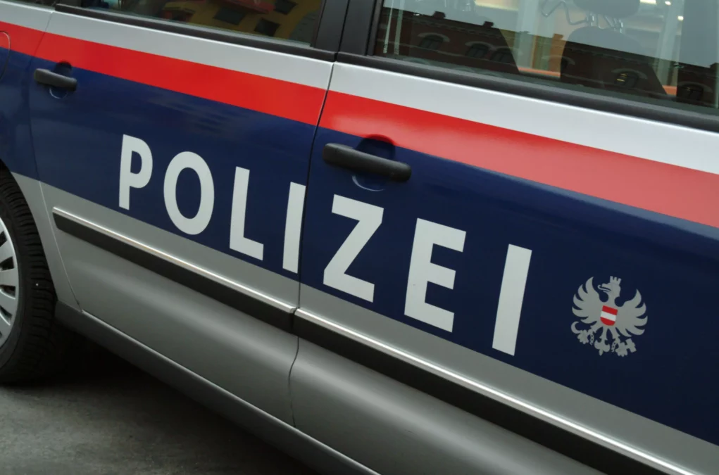 Ein Bild auf 5min.at zeigt den Schriftzug eines Polizeiautos.