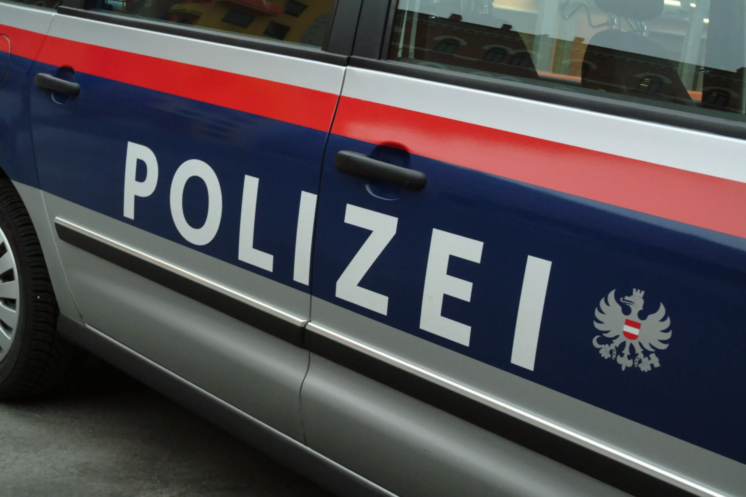 Ein Bild auf 5min.at zeigt den Schriftzug eines Polizeiautos.