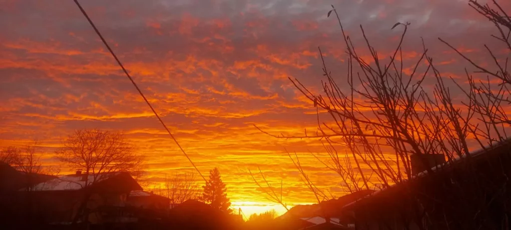 Foto in Beitrag von 5min.at: Zu sehen ist das Morgenrot in Kärnten heute in der Früh.