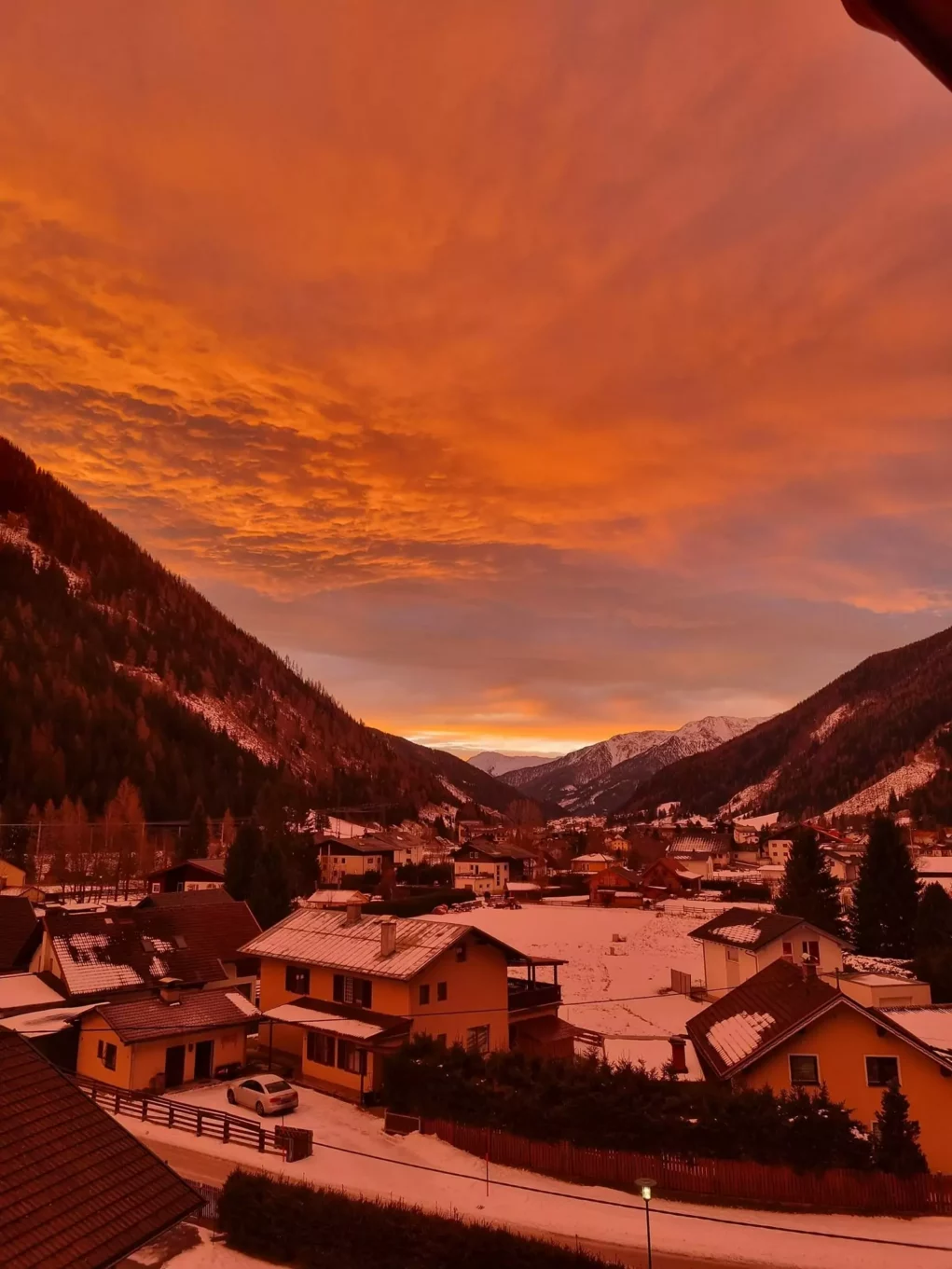Foto in Beitrag von 5min.at: Zu sehen ist das Morgenrot in Kärnten heute in der Früh in Mallnitz.
