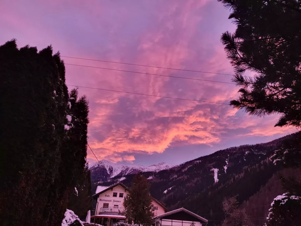 Foto in Beitrag von 5min.at: Zu sehen ist ein toller, farbenfroher Himmel heute in Kärnten