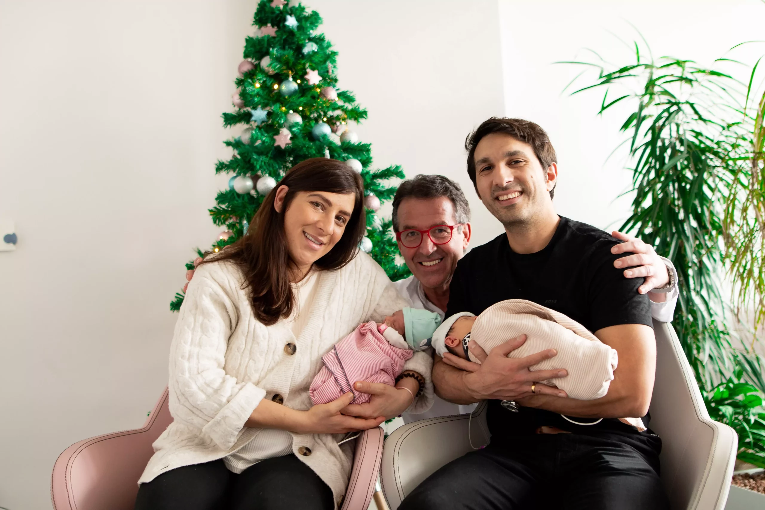 Das Bild auf 5min.at zeigt Franz Lausegger mit den Zwillingen, seiner Tochter Theresa und Schwiegersohn Tamer