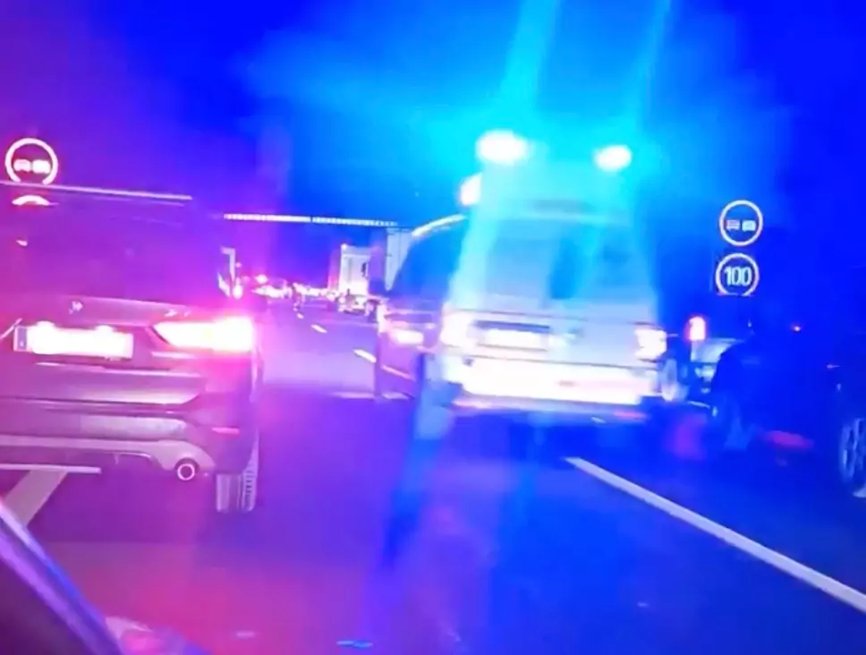 Foto auf 5min.at zeigt einen Rettungswagen, der zu einem Einsatz unterwegs ist.