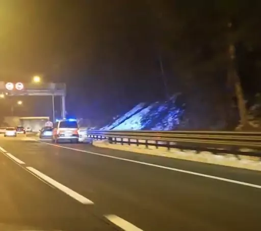 Ein Bild auf 5min.at zeigt Einsatzkräfte auf der A10.
