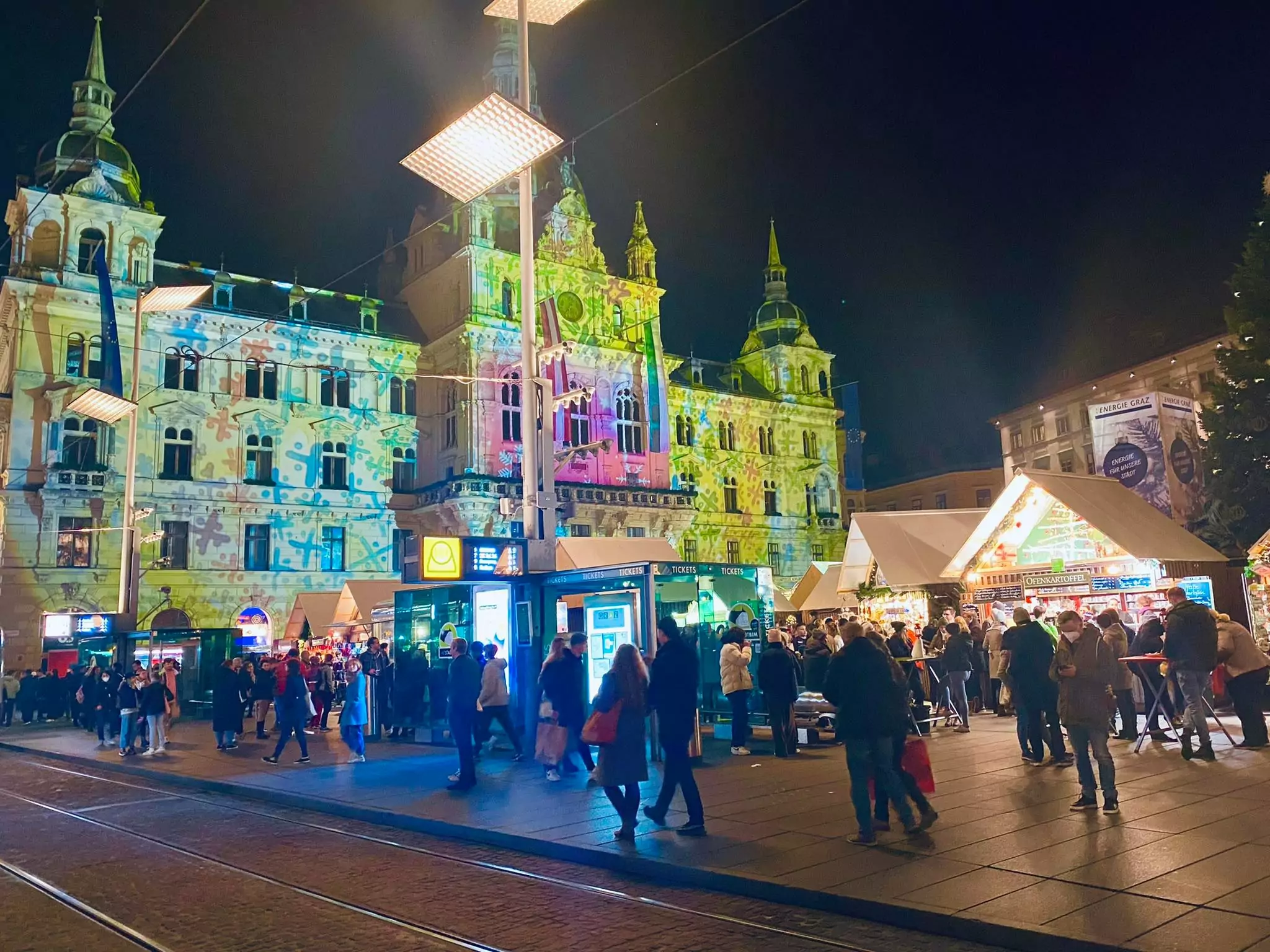 Bild auf 5.min.at zeigt den Grazer Christkindlmarkt bei Nacht.