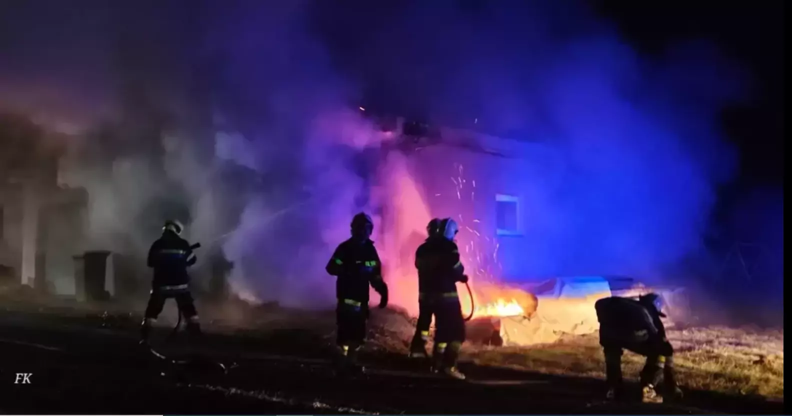 Bild auf 5min.at zeigt mehrere Einsatzkräfte der Feuerwehr bei einem Löscheinsatz eines Garagenbrands.