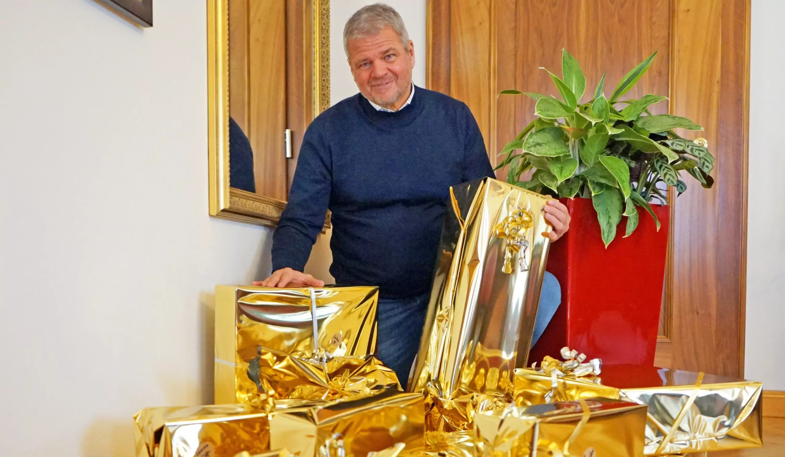 Ein Bild auf 5min.at zeigt den Spittaler Bürgermeister Gerhard Köfer vor einem Stapel goldener Geschenke.