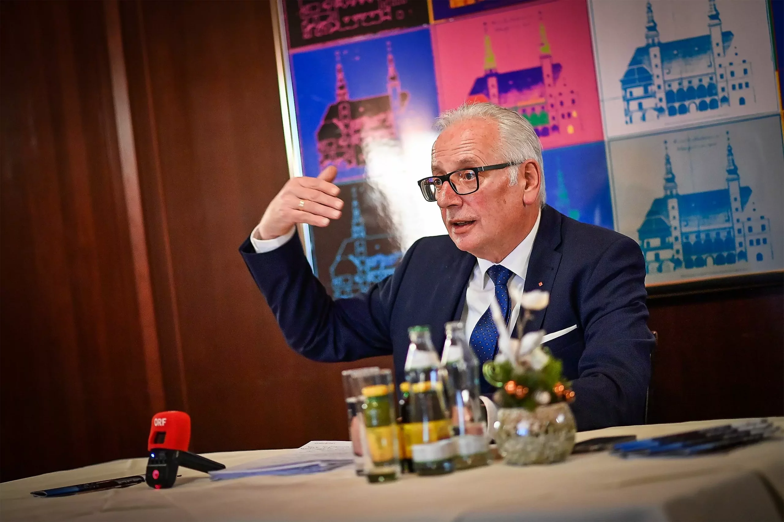 Ein Bild auf 5min.at zeigt Landtagspräsident Reinhart Rohr bei einer Pressekonferenz.