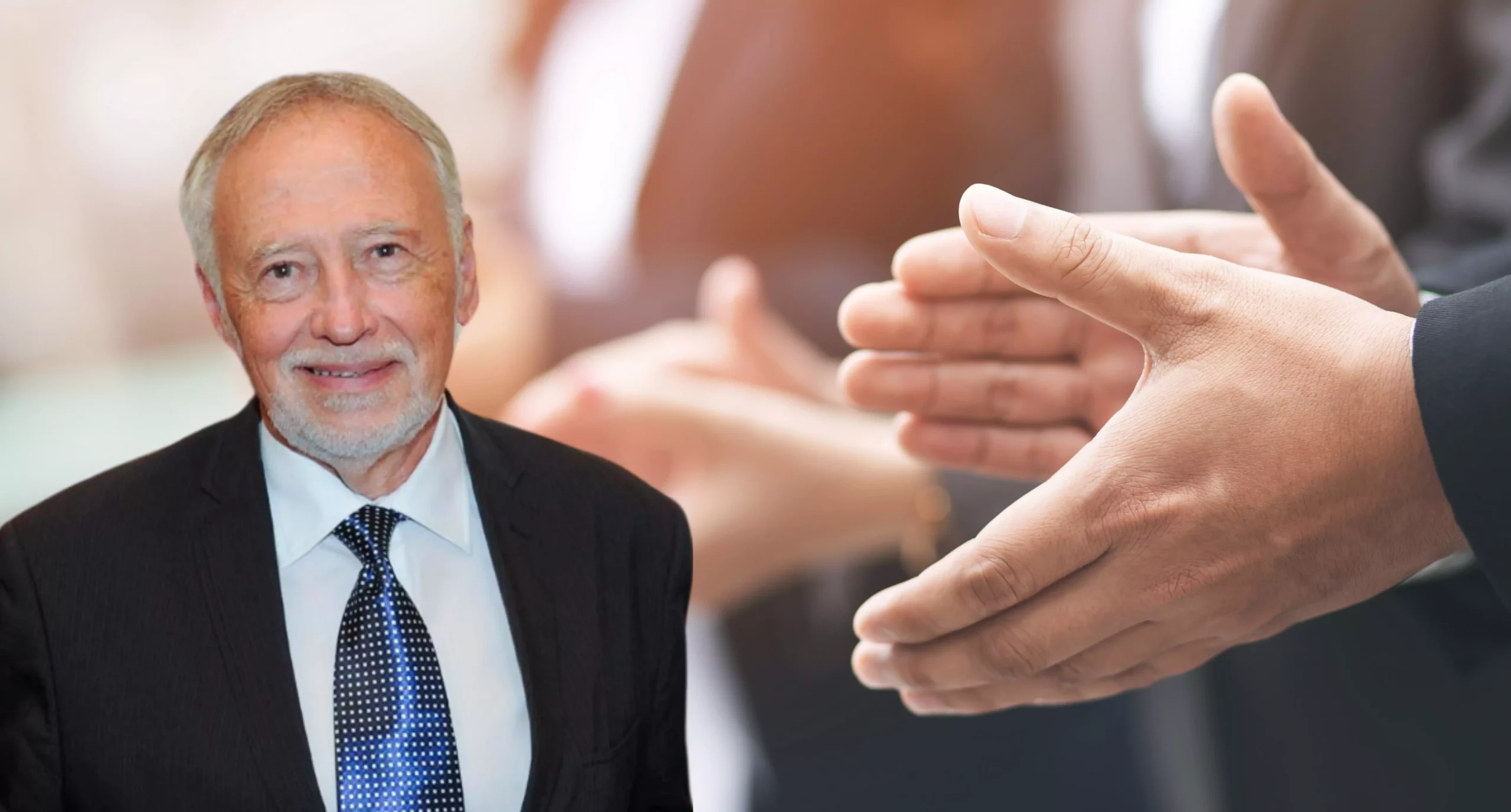 Eine Bildmontage auf 5min.at zeigt Peter Gstettner und Hände, die gerade applaudieren.