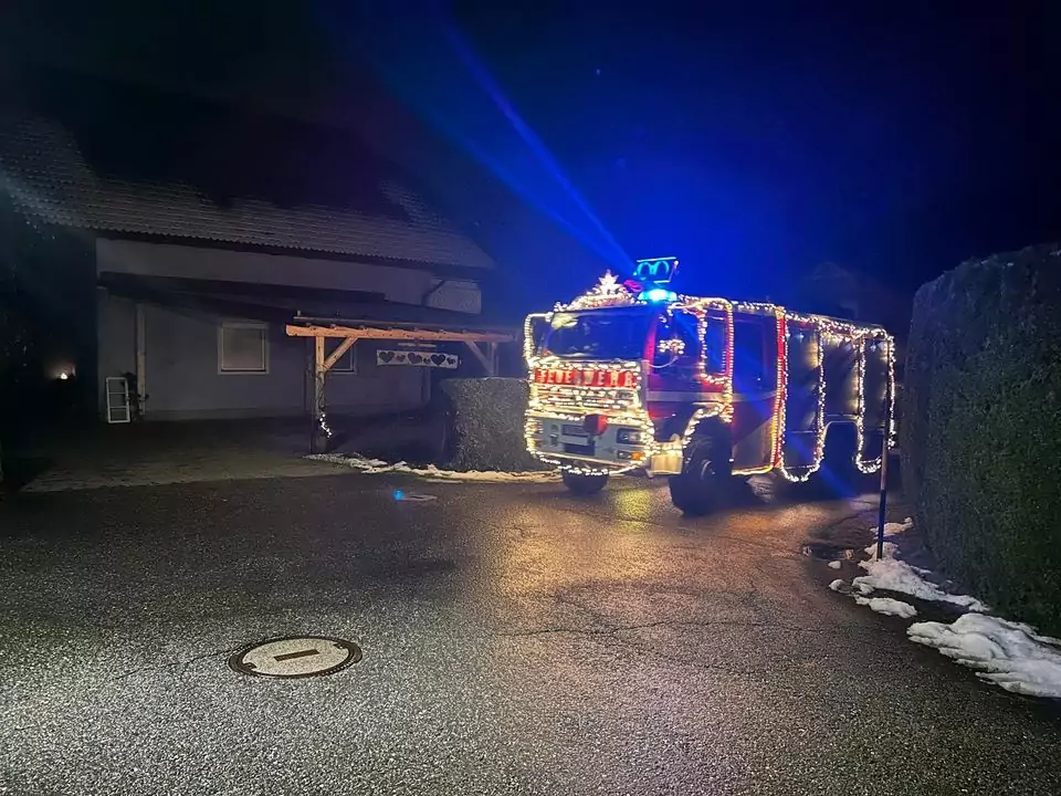 Ein Bild auf 5min.at zeigt den geschmückten Tankwagen der Feuerwehr Himmelberg.