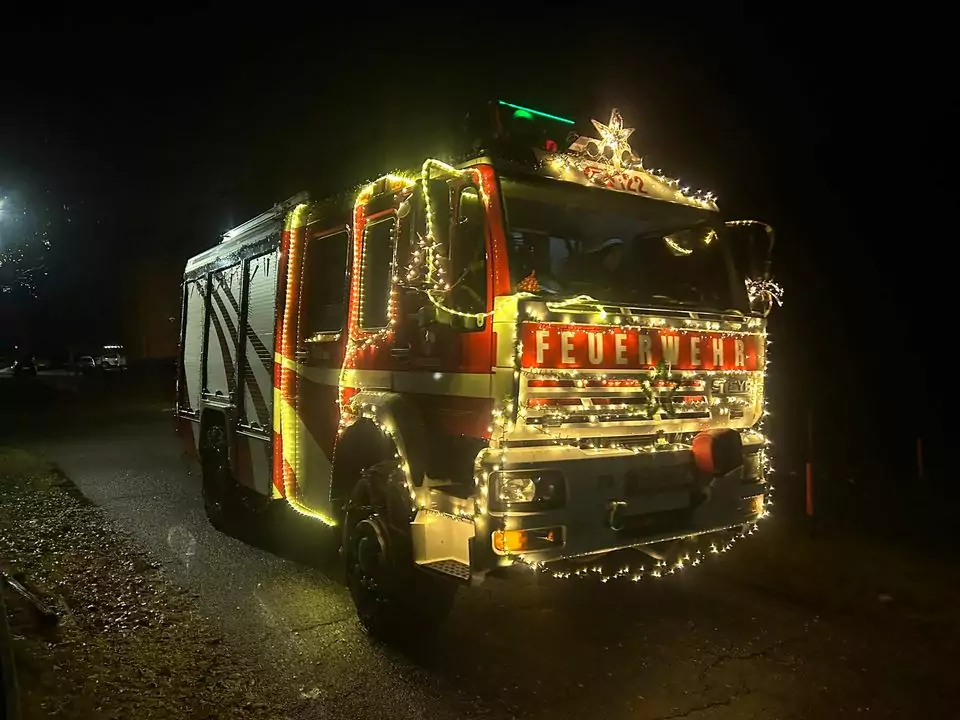 Ein Bild auf 5min.at zeigt den geschmückten Tankwagen der Feuerwehr Himmelberg.
