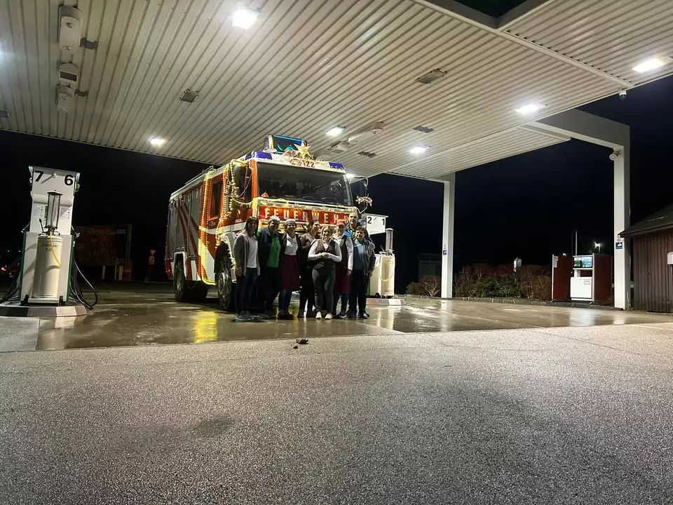 Ein Bild auf 5min.at zeigt den geschmückten Tankwagen der Feuerwehr Himmelberg.