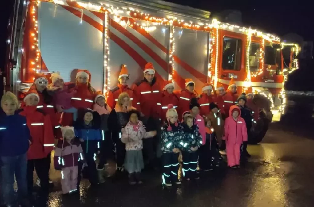 Ein Bild auf 5min.at zeigt die Jugendfeuerwehr mit dem geschmückten Tankwagen der Feuerwehr Himmelberg.