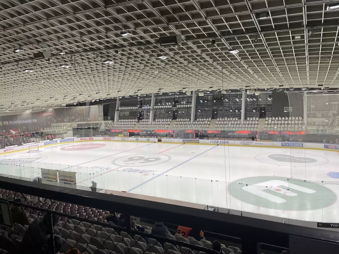 Foto in Beitrag von 5min.at: Zu sehen ist die Eisfläche des Merkur Eisstadions.