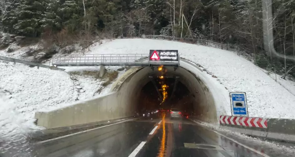 Foto in Beitrag von 5min.at: Zu sehen ist ein Tunnel auf der A2 im Winter.