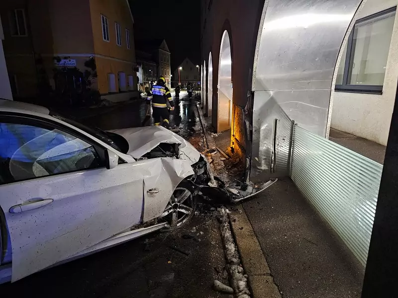 Frühmorgendlicher Unfall: Auto krachte in Bank-Fassade