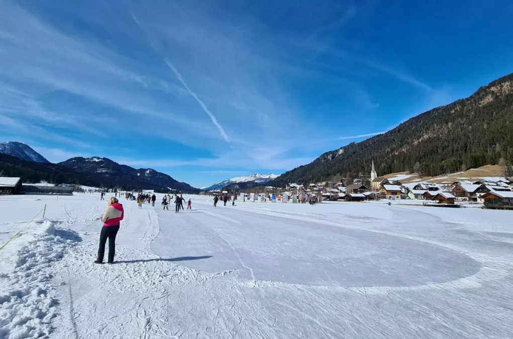 Bild auf 5min.at zeigt den zugefrorenen Weißensee in Kärnten.