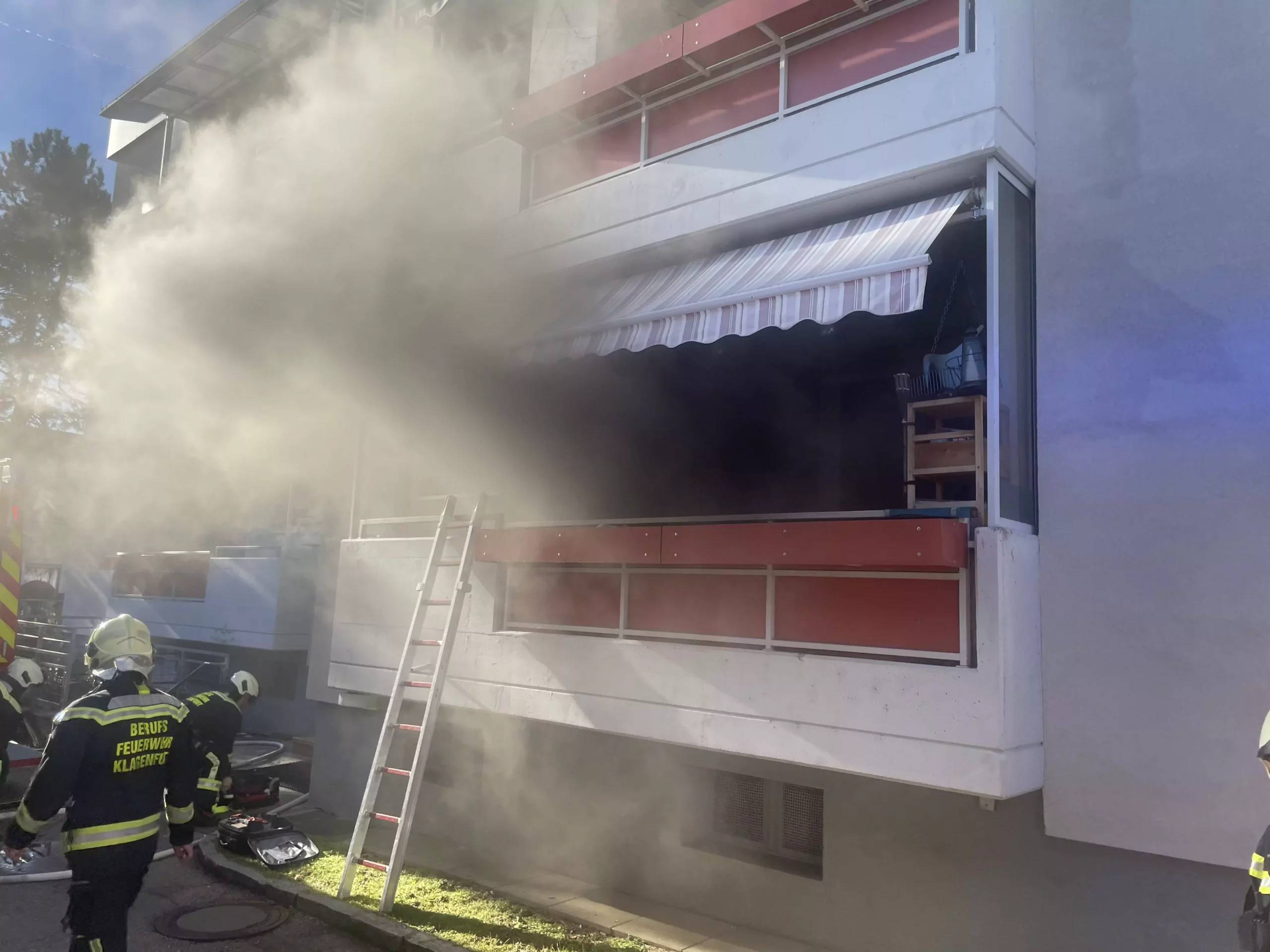 Feuer in Wohnung ausgebrochen: „Dachten zuerst, es brennt nicht“