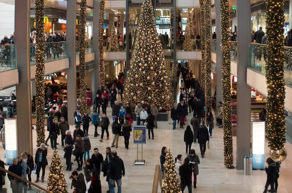 Bild auf 5min.at zeigt ein Einkaufszentrum voller Leute.