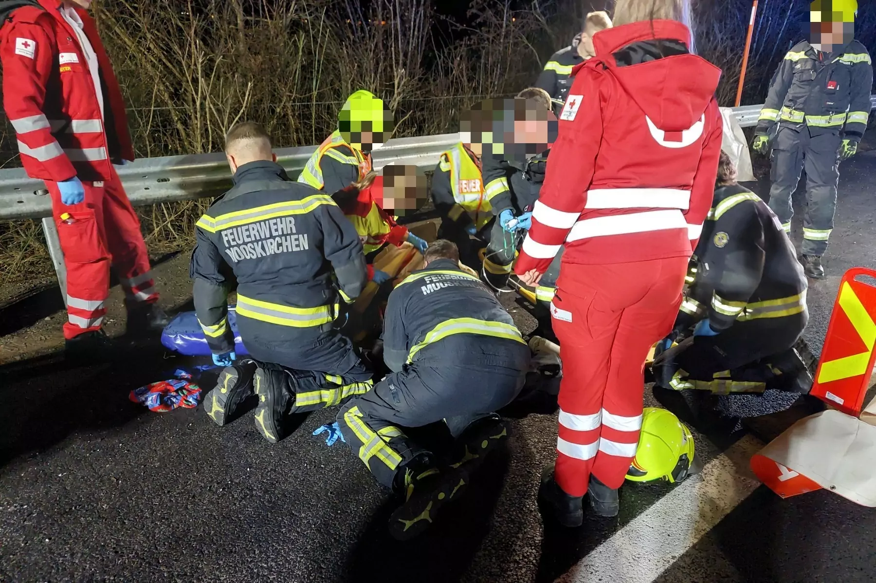 Foto in Beitrag von 5min.at: Zu sehen sind mehrere Menschen bei der Lebensrettung.