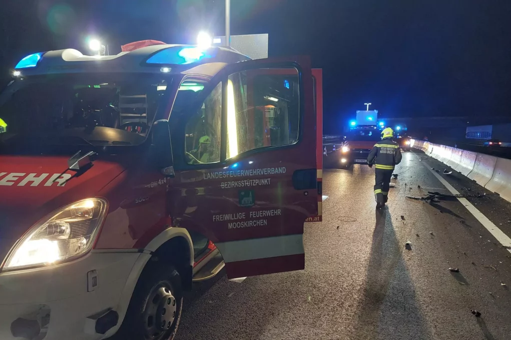 Foto in Beitrag von 5min.at: Zu sehen ist die Feuerwehr bei einem schweren Unfall auf der A2.