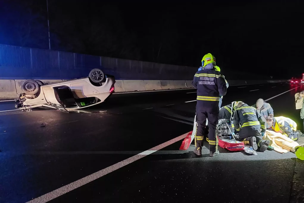 Foto in Beitrag von 5min.at: Zu sehen ist ein schwerer Unfall auf der A2, das Auto liegt am Dach.