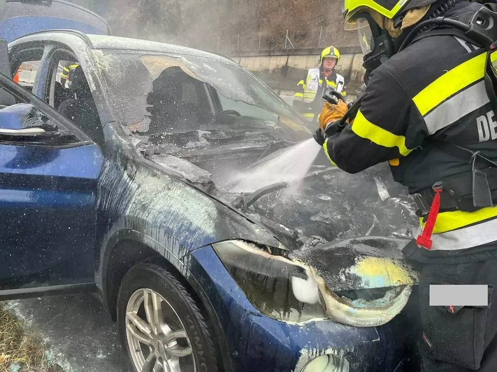Notruf am Christtag: Feuerwehr-Großeinsatz wegen PKW-Brand auf der A9
