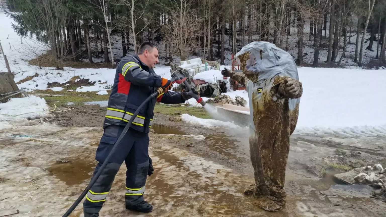 Bild auf 5min.at zeigt den Feuerwehr-Einsatz zur Tierrettung eines neugeborenen Kalbs.
