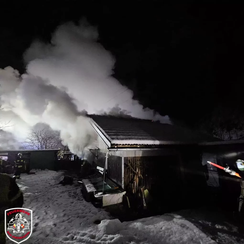 Foto in Beitrag von 5min.at: Zu sehen ist ein stark rauchendes Haus.