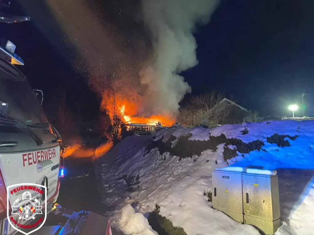 Foto in Beitrag von 5min.at: Zu sehen sind Flammen, die aus einem Haus aufsteigen.