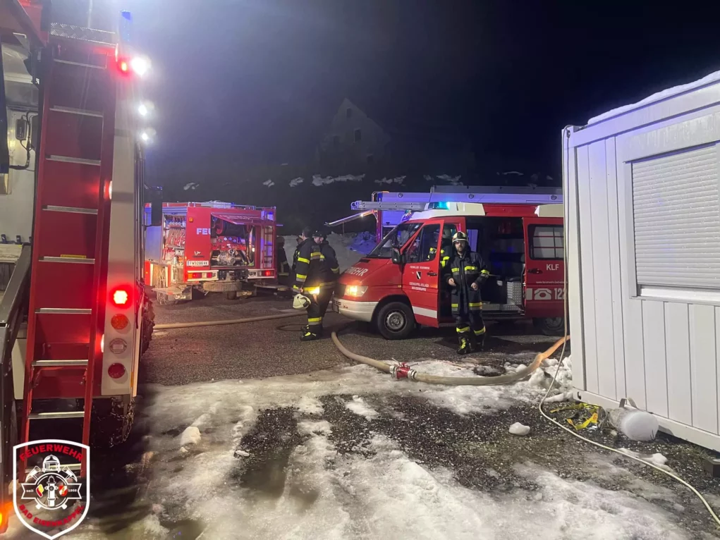 Foto in Beitrag von 5min.at: Zu sehen sind mehrere Feuerwehrfahrzeuge bei dem Brand in Bad Eisenkappel.