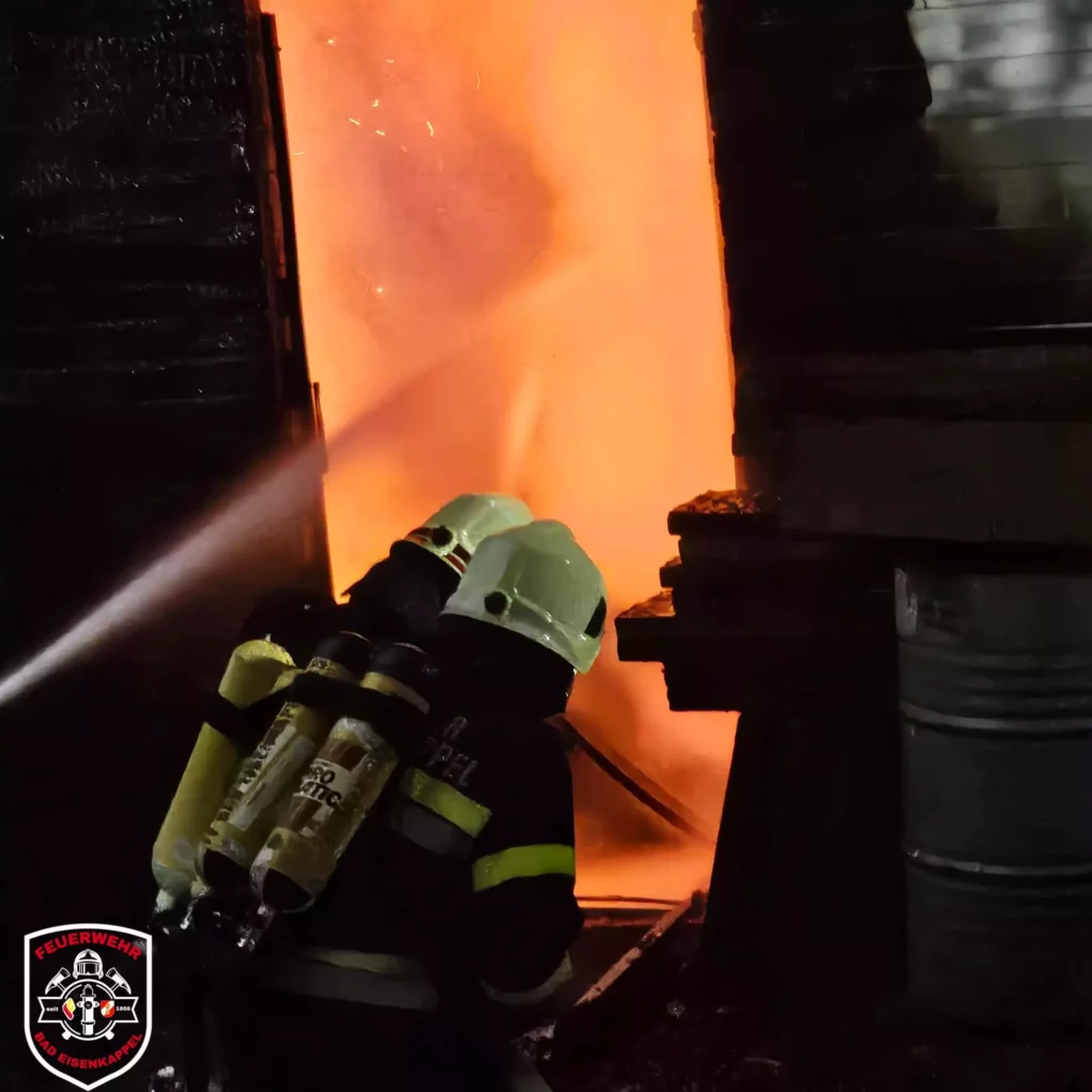 Foto in Beitrag von 5min.at: Zu sehen sind die Flammen von Nahem.