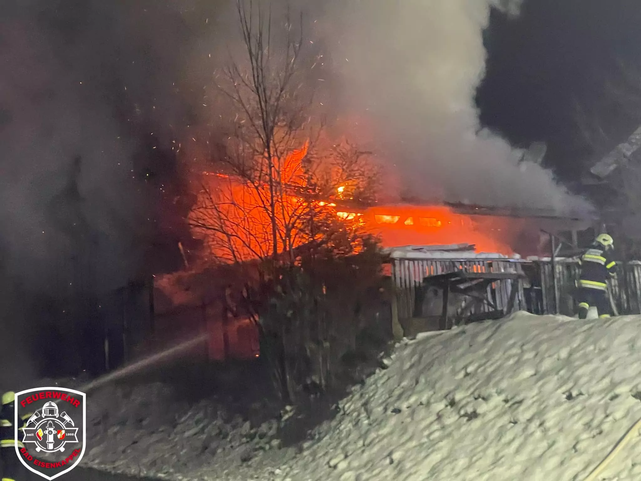 Foto in Beitrag von 5min.at: Zu sehen ist das brennende Haus sehr deutlich, auch starker Rauch ist zu sehen.