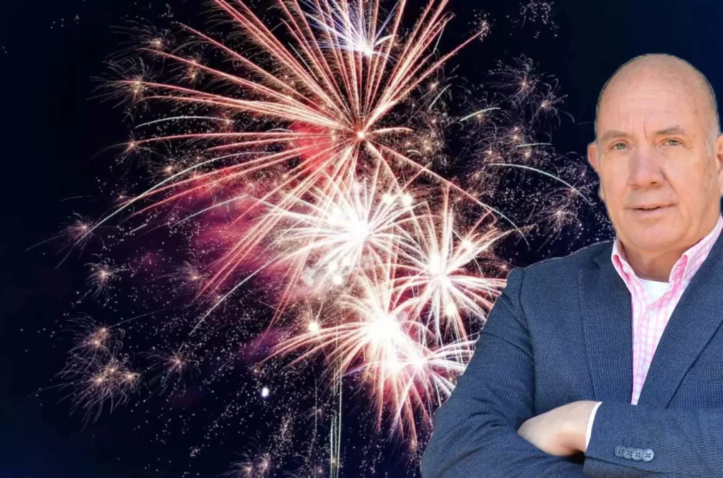 Foto in Beitrag von 5min.at: zu sehen ist Hans Matthias Liebenwein, Branchensprecher des Kärntner Pyrotechnikhandels in der Wirtschaftskammer Kärnten vor einem Feuerwerk.