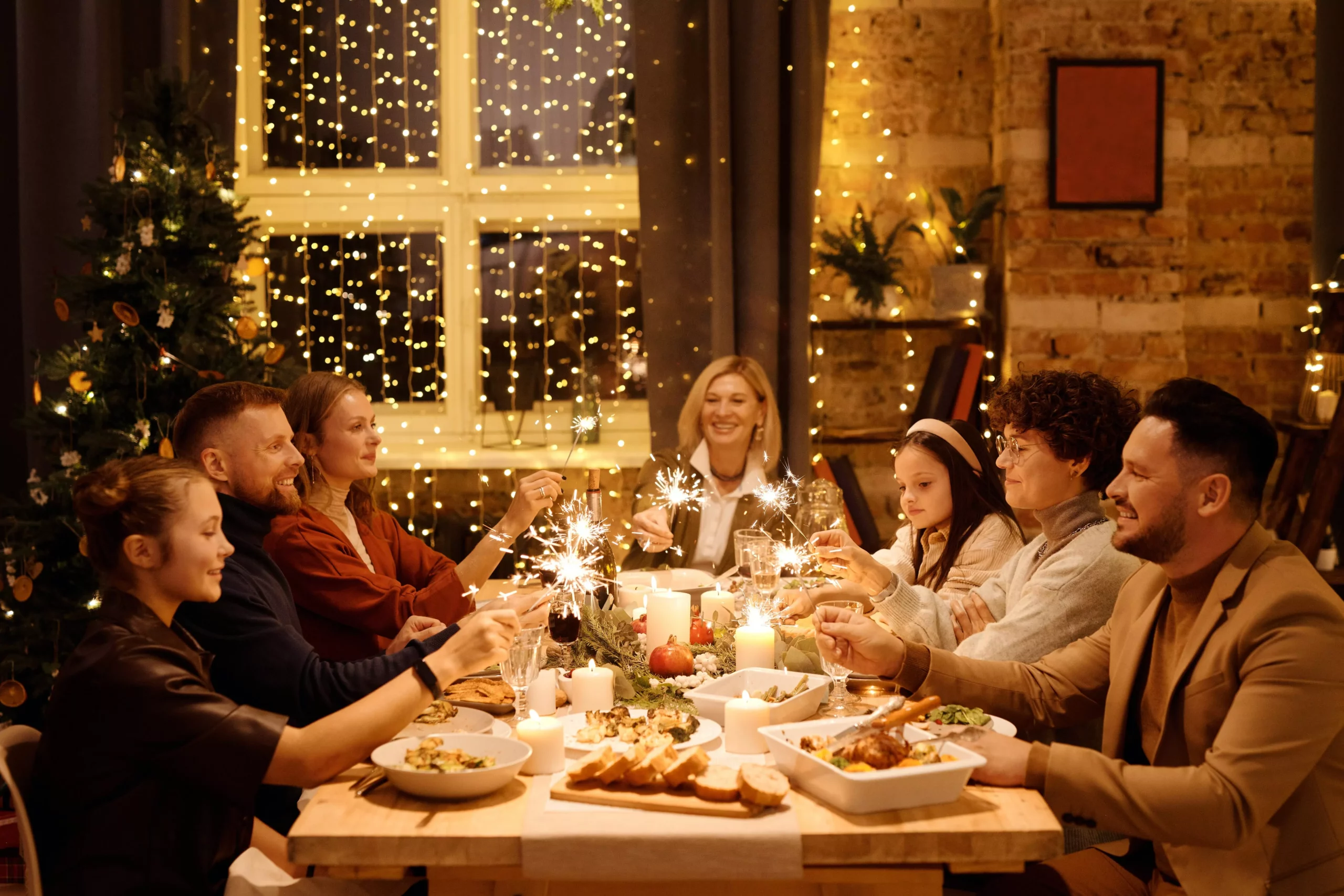 Ein Bild auf 5min.at zeigt eine Familie beim Weihnachtsessen.