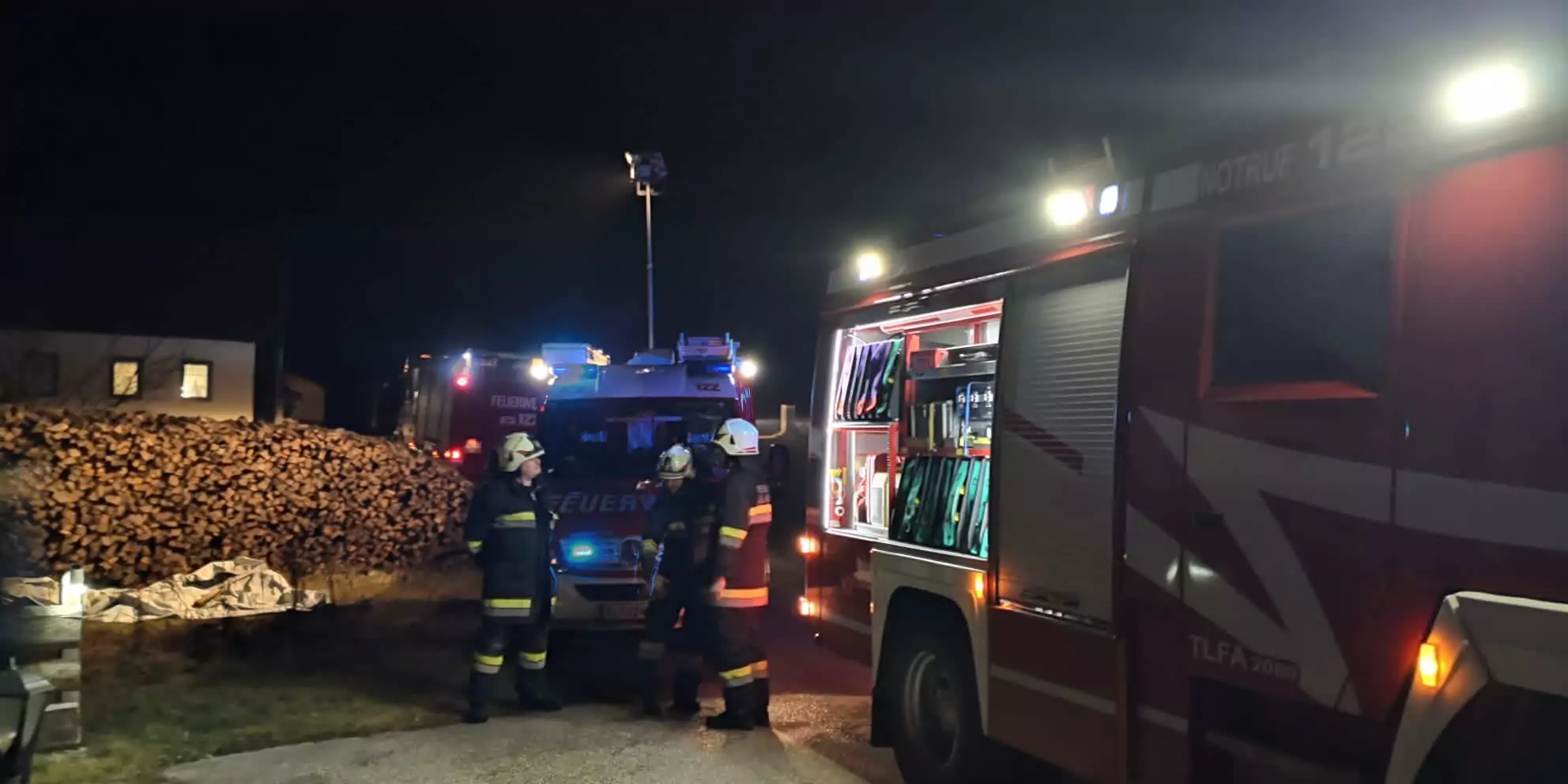 Bild auf 5min.at zeigt mehrere Feuerwehrautos.