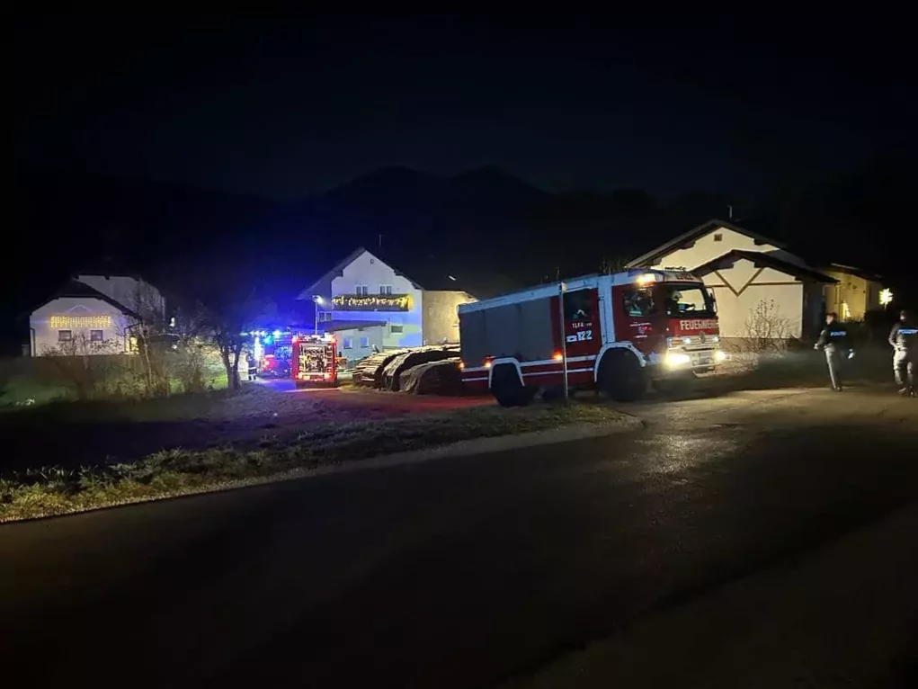 Bild auf 5min.at zeigt mehrere Feuerwehrautos.