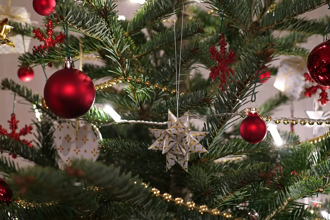 Ein Bild auf 5min.at zeigt einen geschmückten Christbaum.