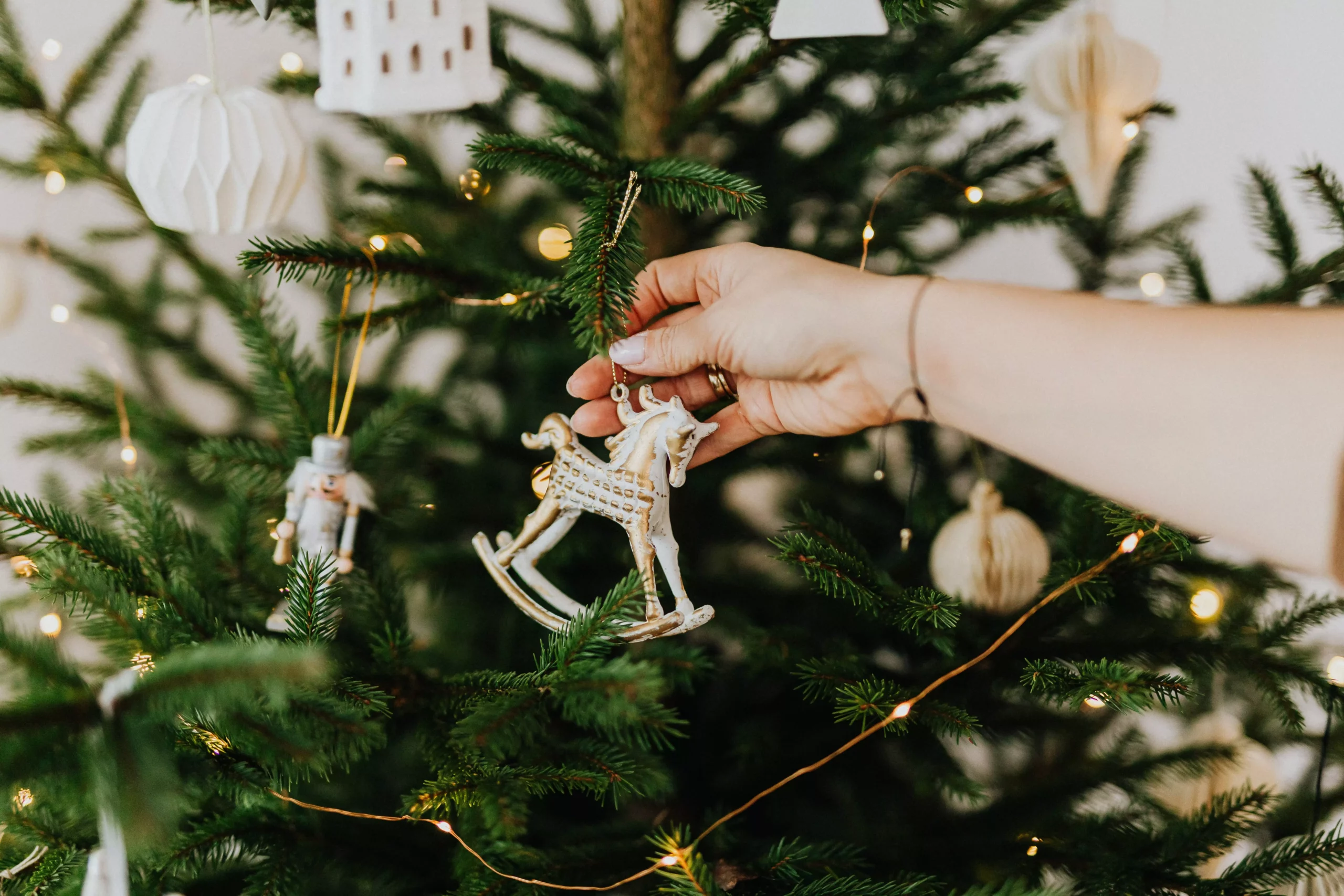 Ein Bild auf 5min.at zeigt einen geschmückten Christbaum.