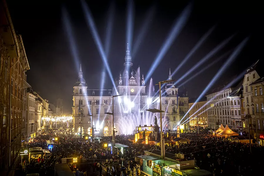 Das Foto auf 5min.at zeigt das Silvesterspektakel am Grazer Hauptplatz.