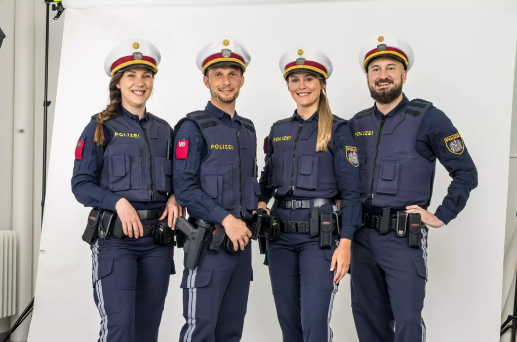 Das Bild auf 5min.at zeigt vier Polizisten und Polizistinnen.