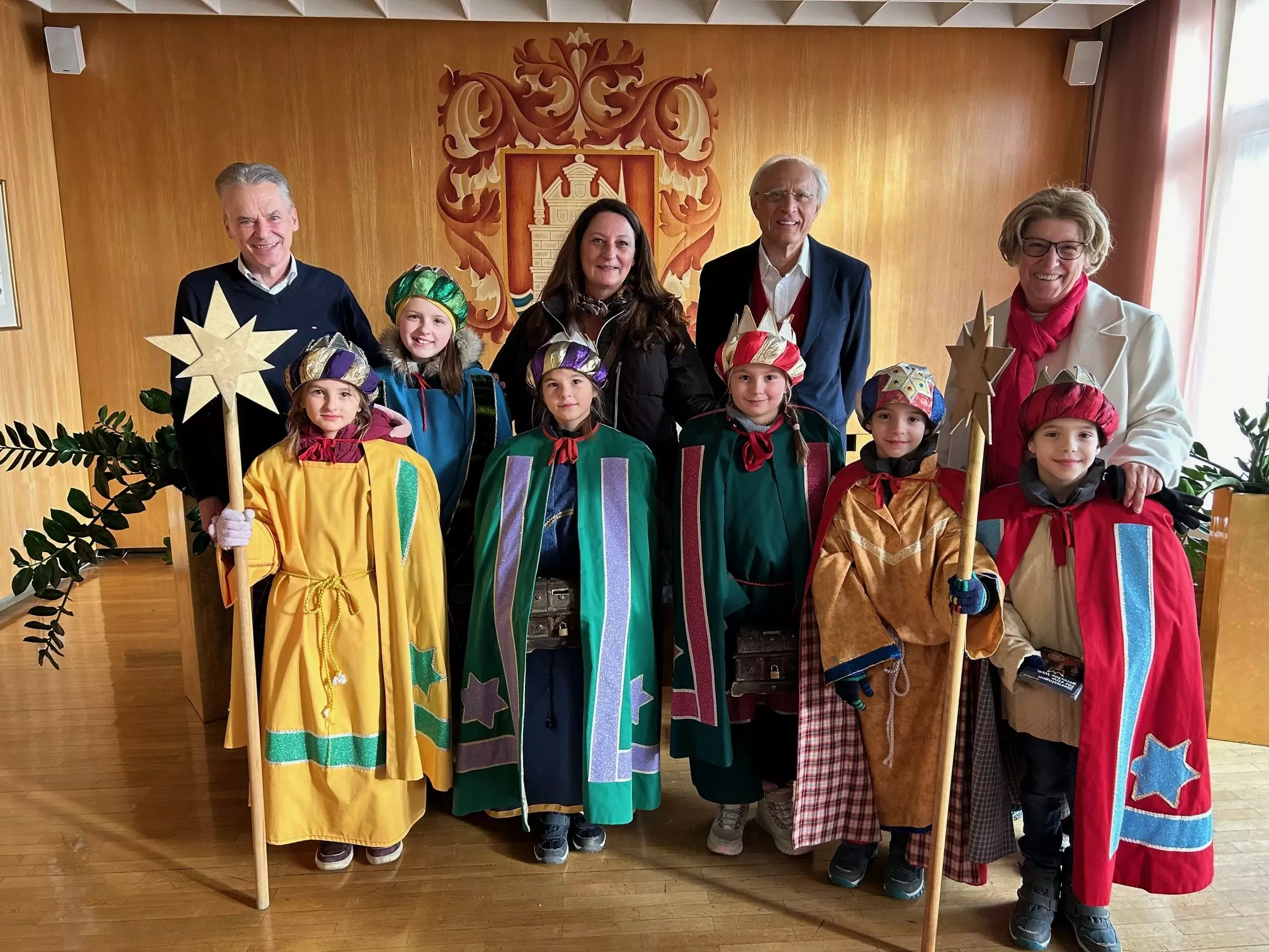 Das Bild auf 5min.at zeigt Sternsinger in Velden.