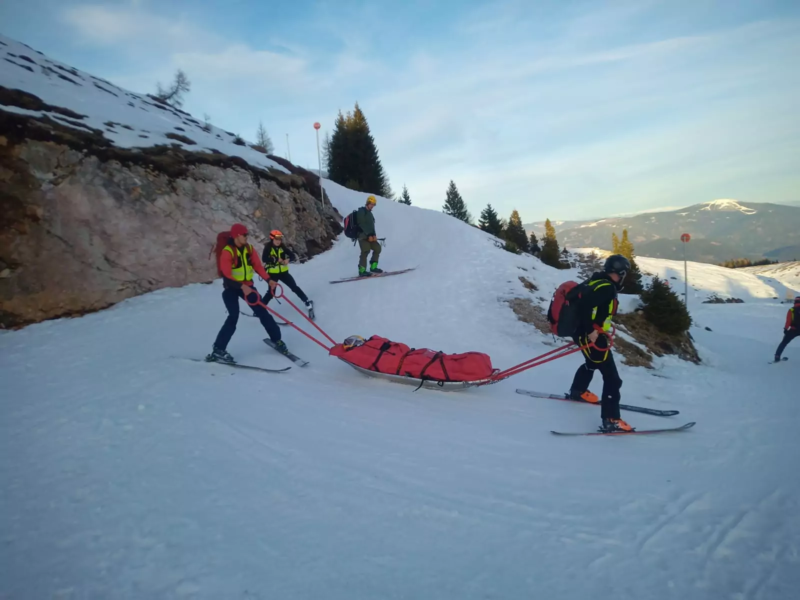 Ein Bild auf 5min.at zeigt die Bergrettung bei ihrem Einsatz am Dobratsch.