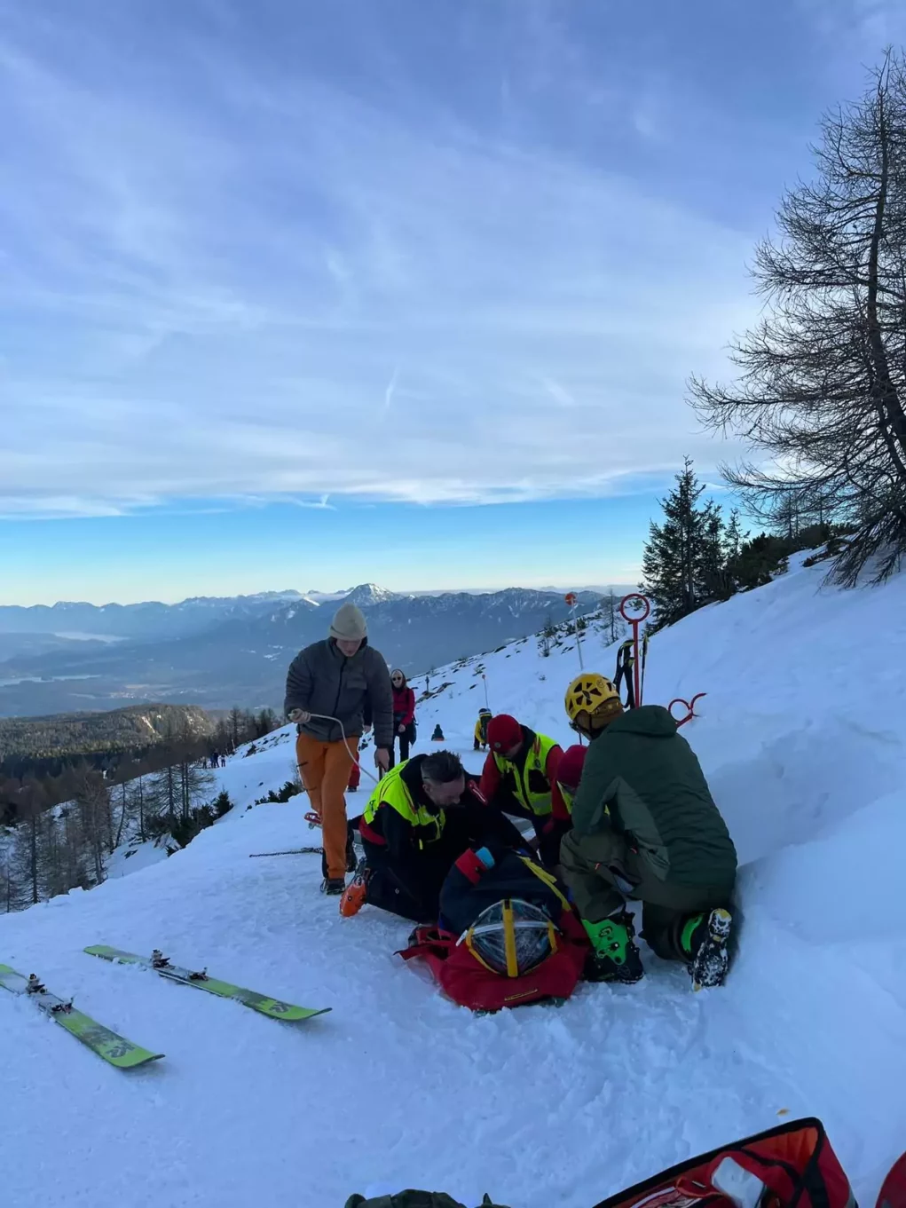 Ein Bild auf 5min.at zeigt die Bergrettung bei ihrem Einsatz am Dobratsch.