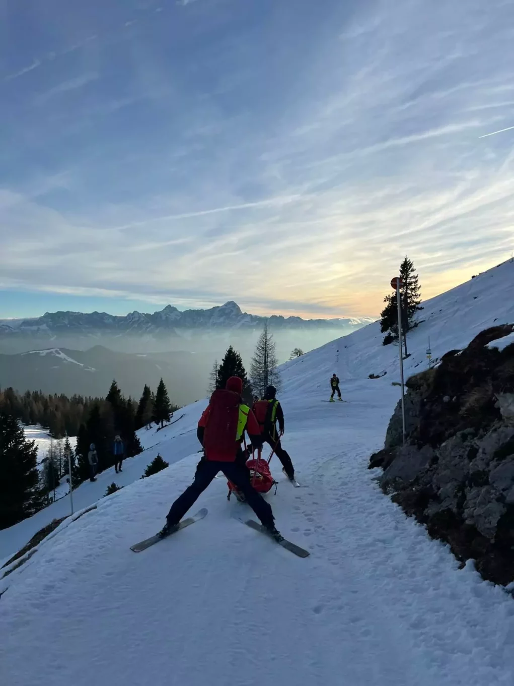 Ein Bild auf 5min.at zeigt die Bergrettung bei ihrem Einsatz am Dobratsch.