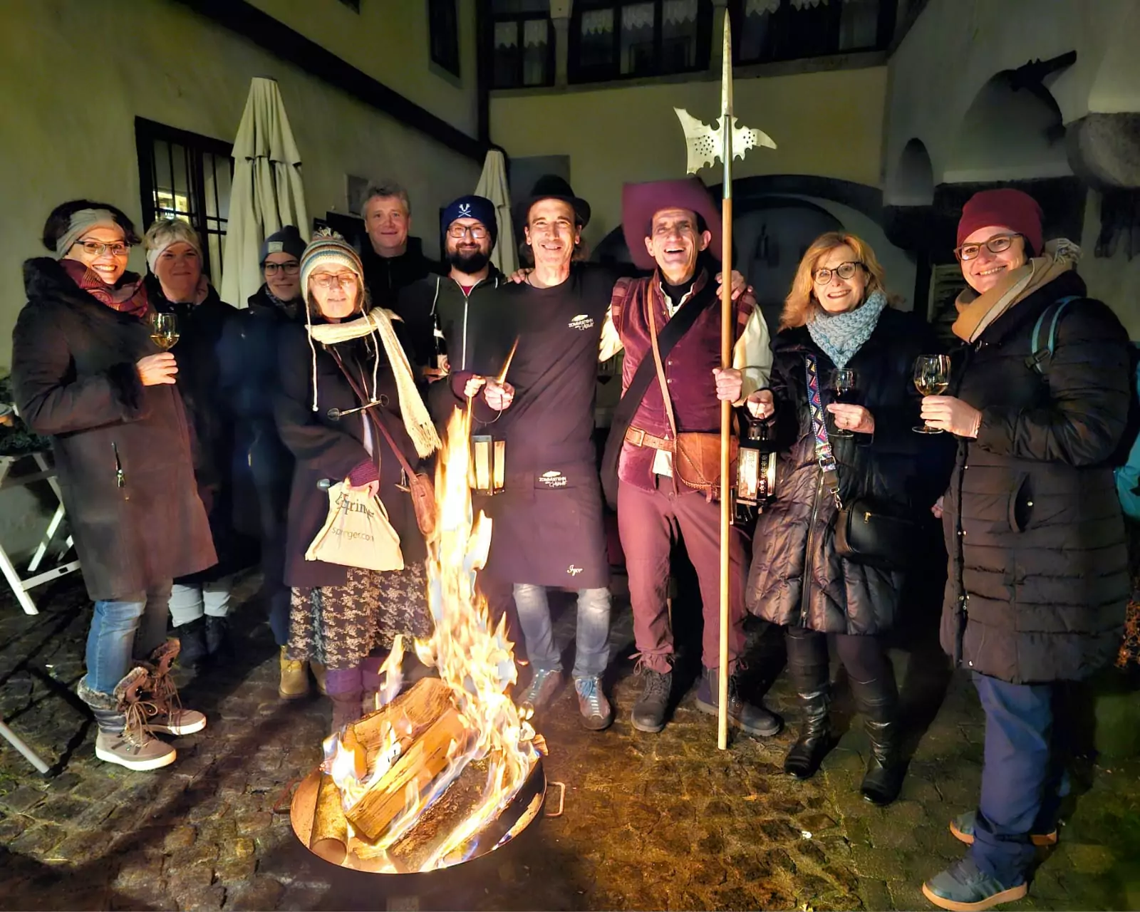 Ein Bild auf 5min.at zeigt den Nachtwächter Horst Ragusch mit Teilnehmenden bei einer seiner vielen Veranstaltungen in Klagenfurt.