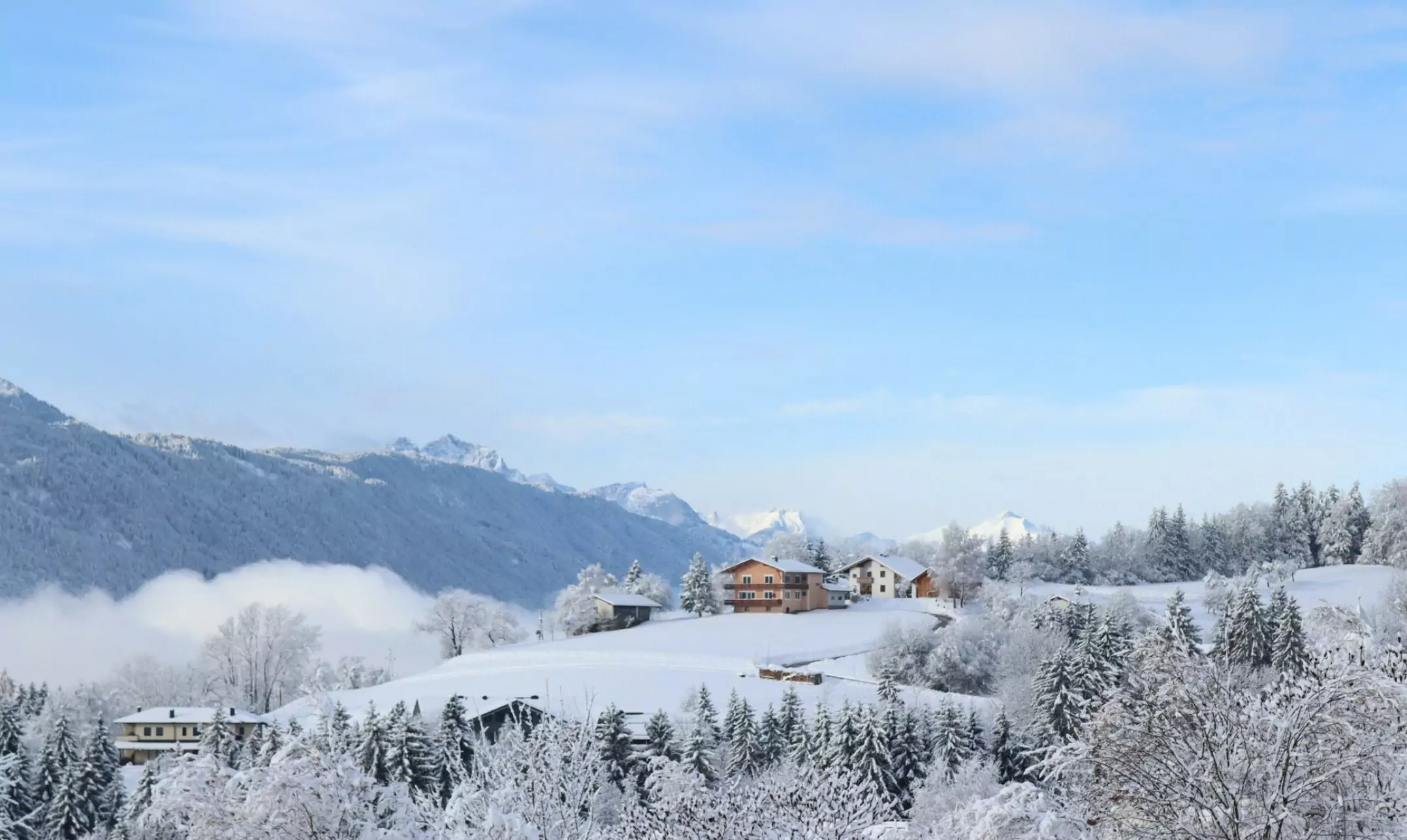 Ein Bild auf 5min.at zeigt eine verschneite Ortschaft in Kärnten. Der Himmel ist strahlend blau.