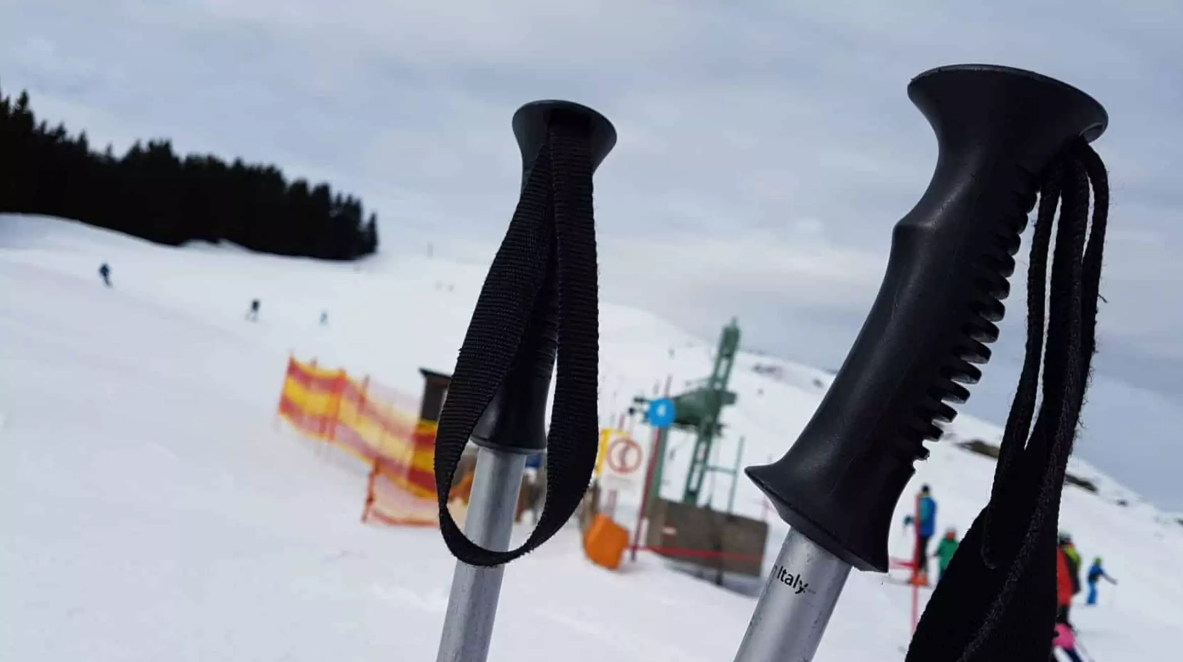 Ein Bild auf 5min.at zeigt Skistöcke.