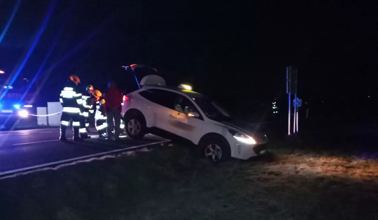 Einsatz in den Morgenstunden: Feuerwehr zieht Auto aus Straßengraben